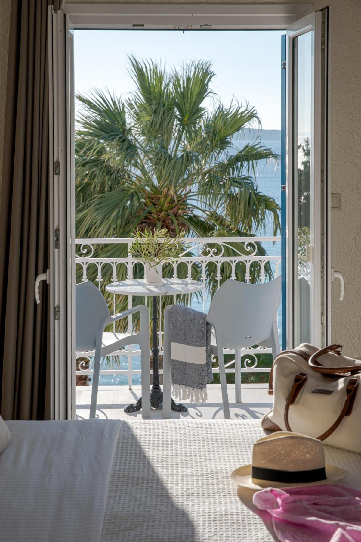 Aneroussa Hotel Batsíon
